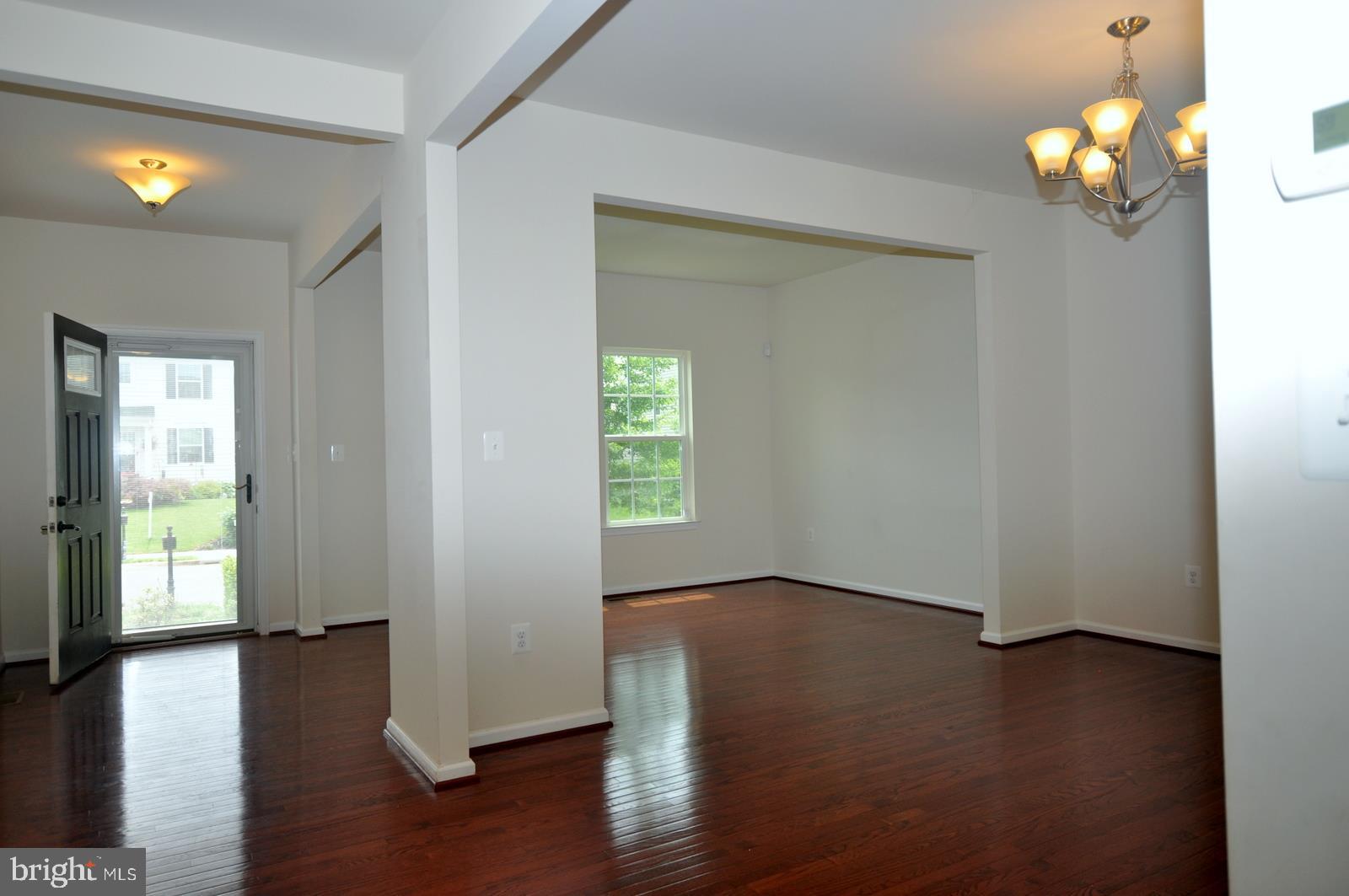 THREE FLAGS - Residential