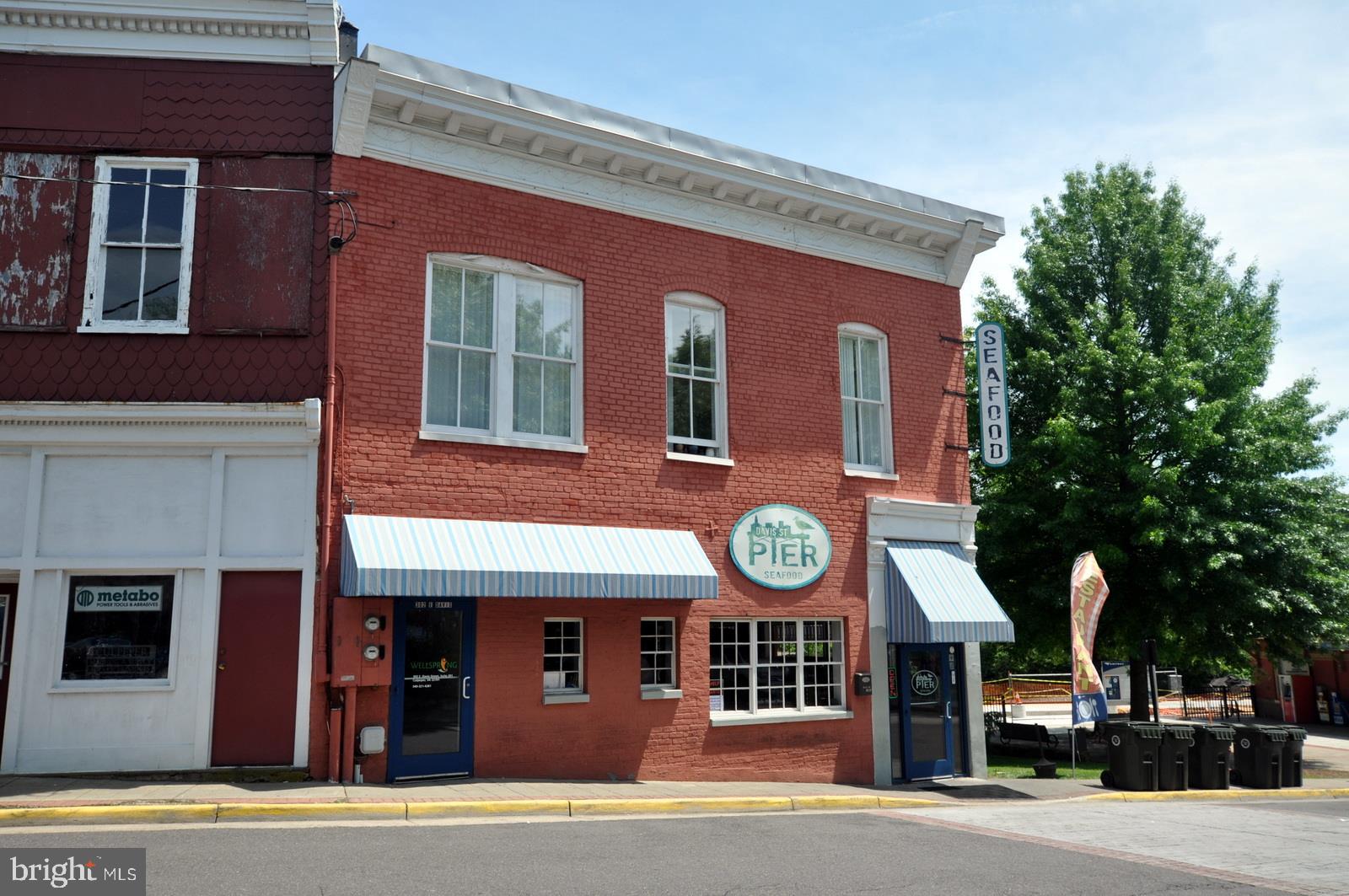 THREE FLAGS - Residential