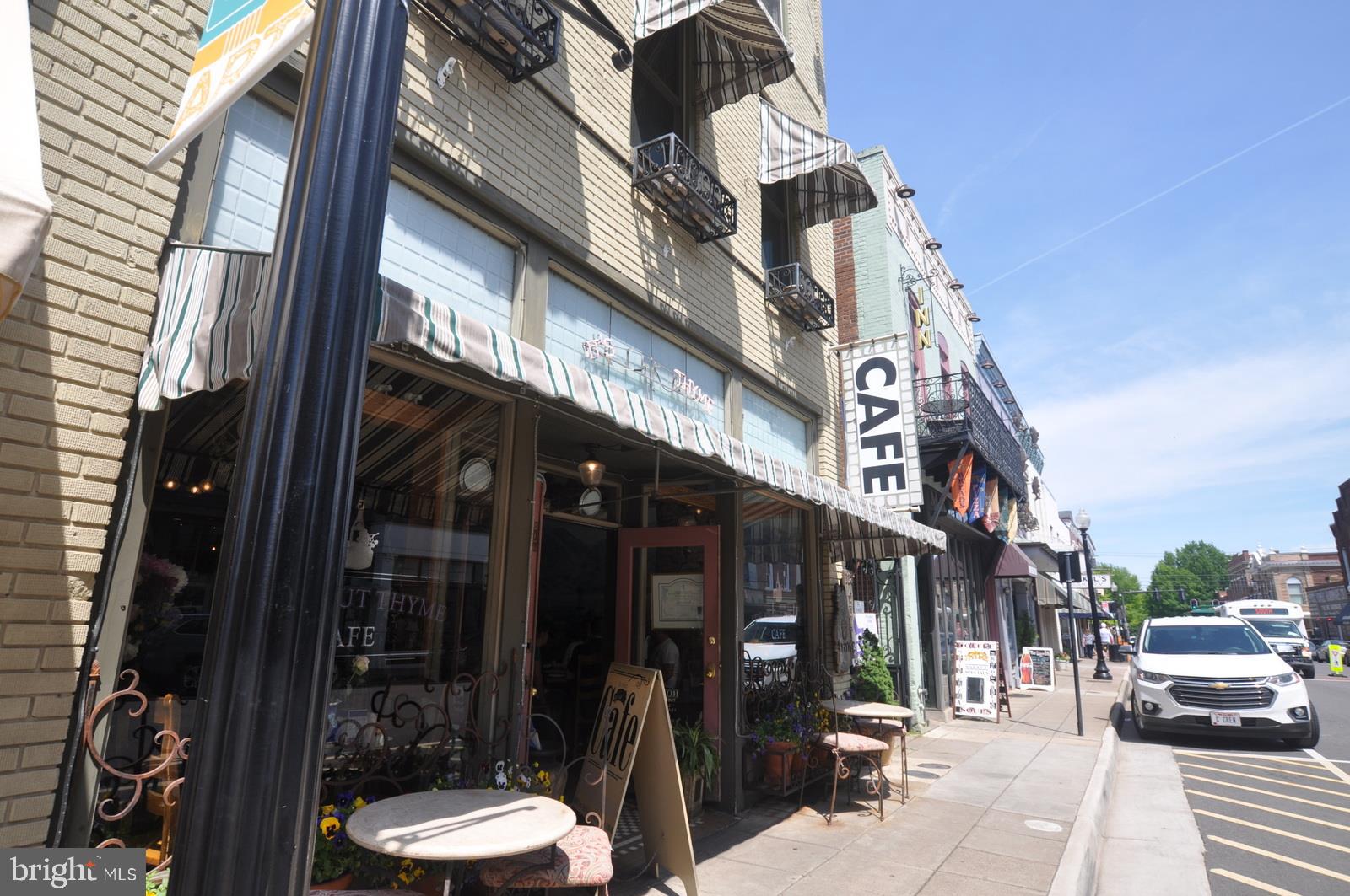 THREE FLAGS - Residential