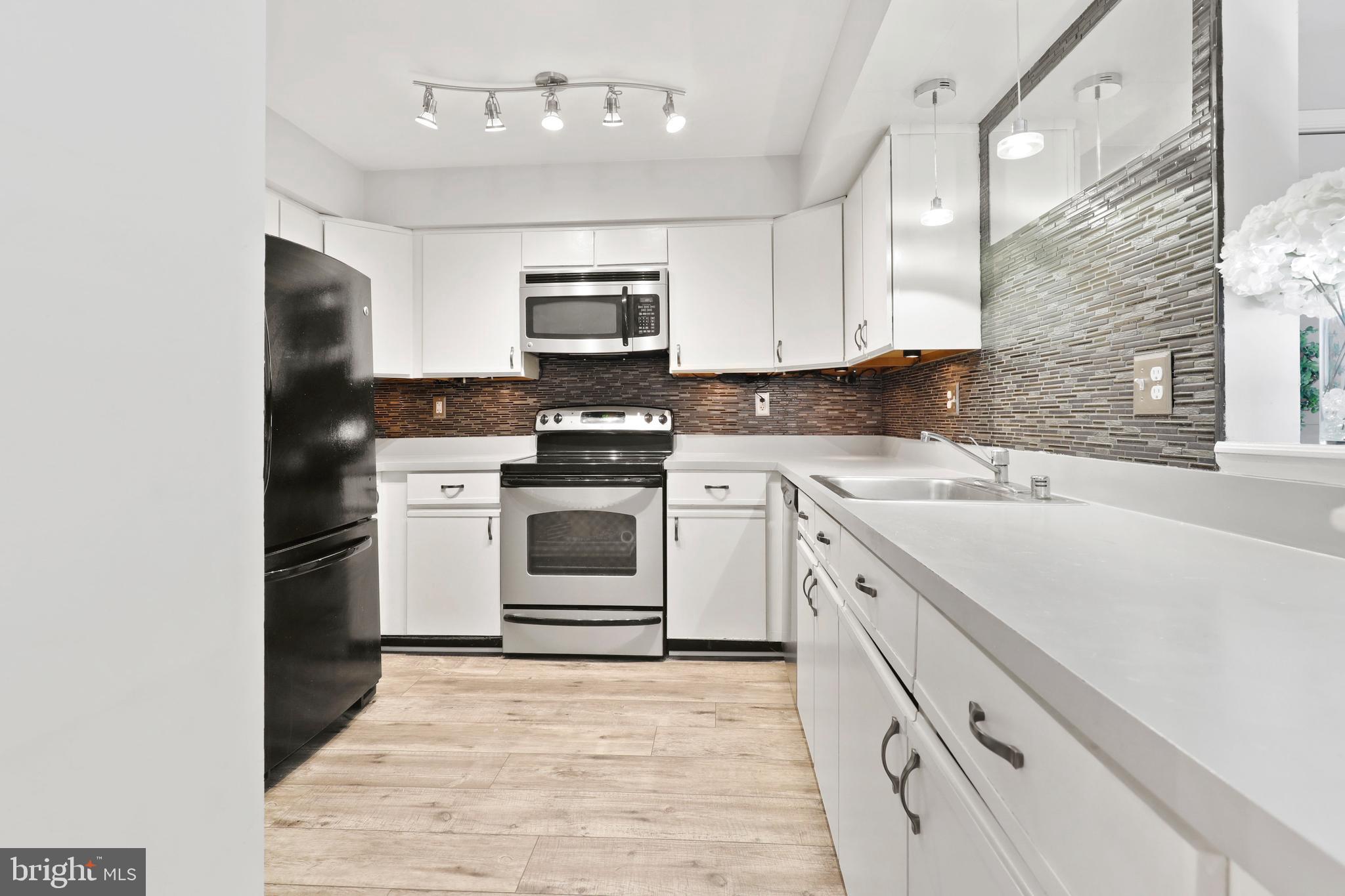 RIVERCHASE CONDOS - Residential