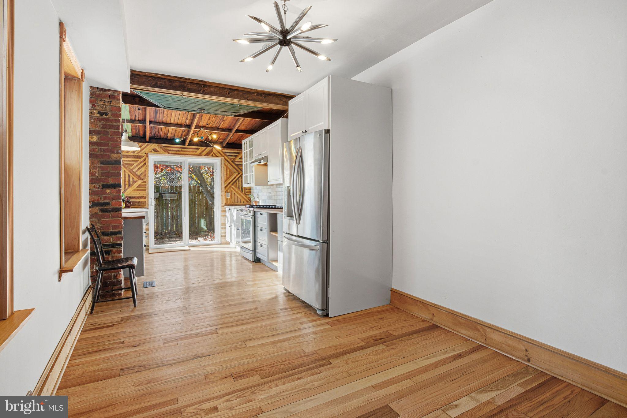 2142 E HUNTINGDON STREET