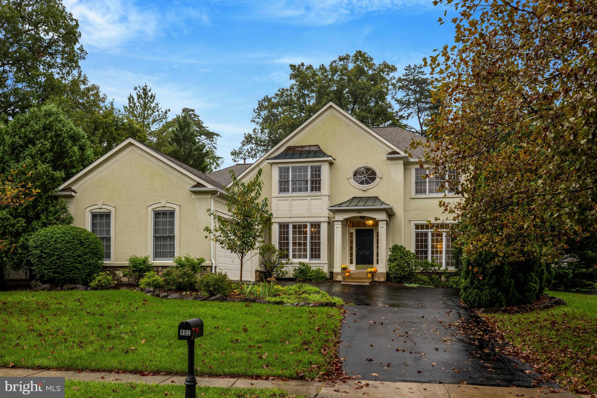 902 LEONA LANE
