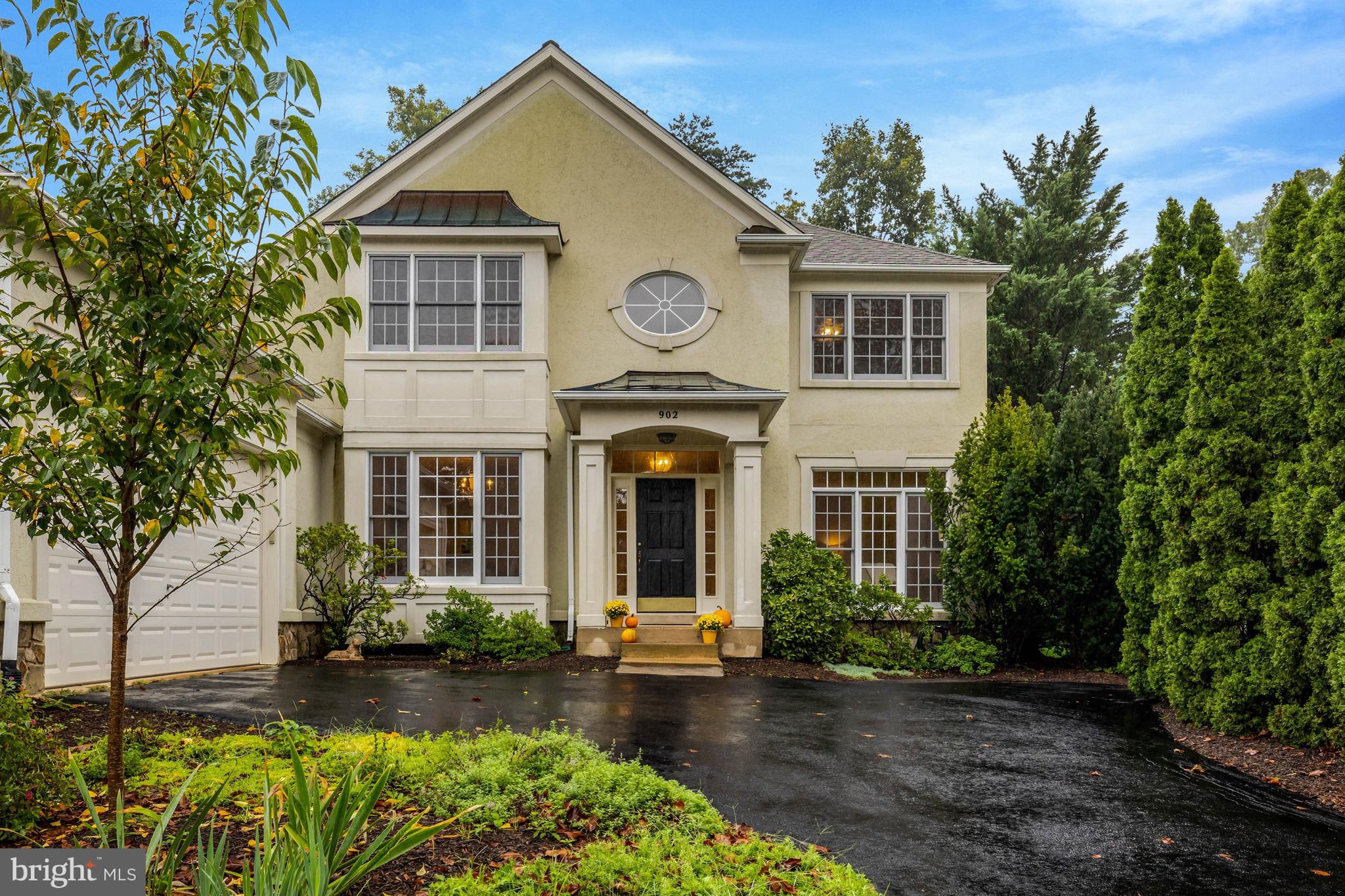 902 LEONA LANE