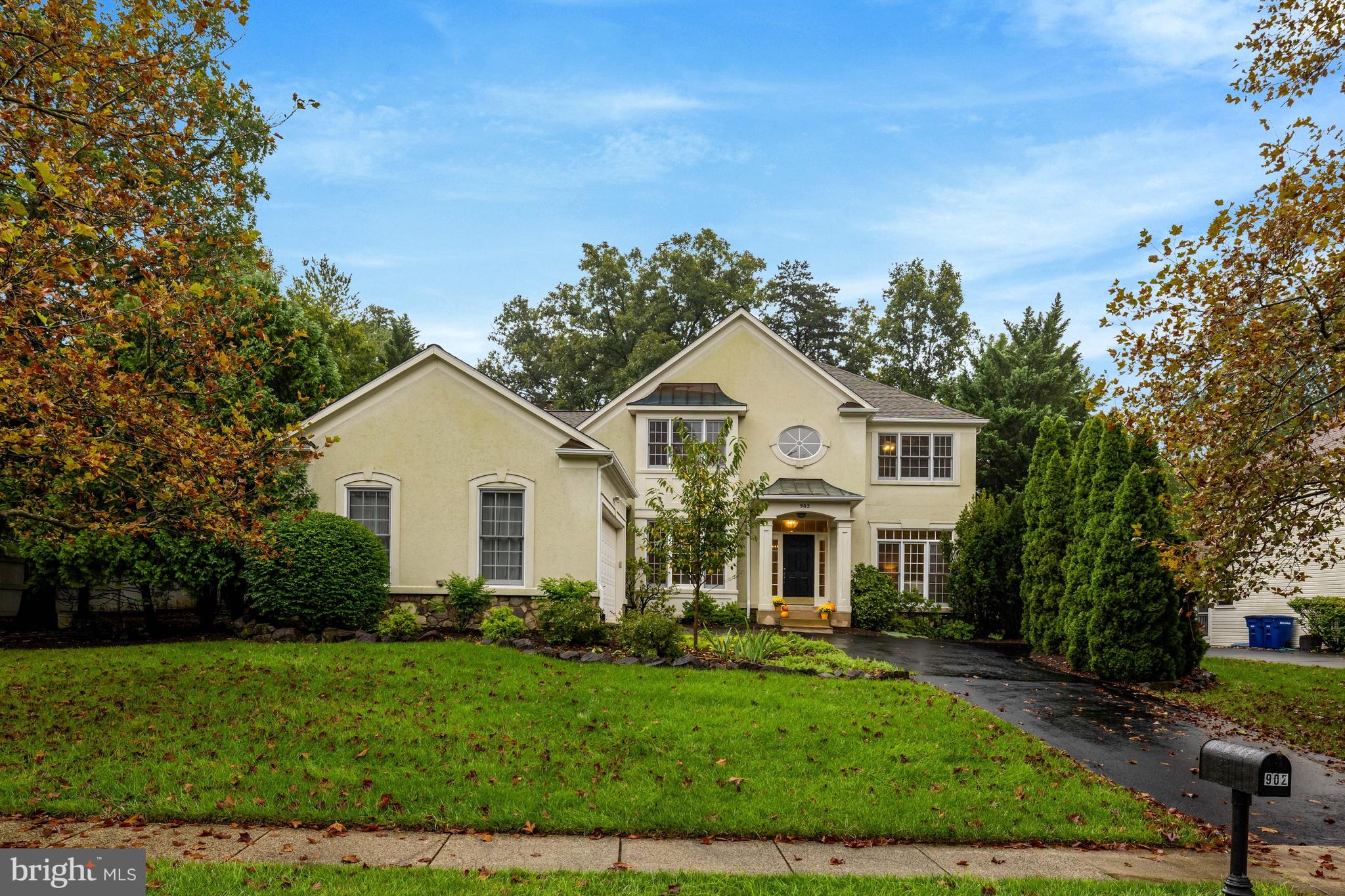 902 LEONA LANE