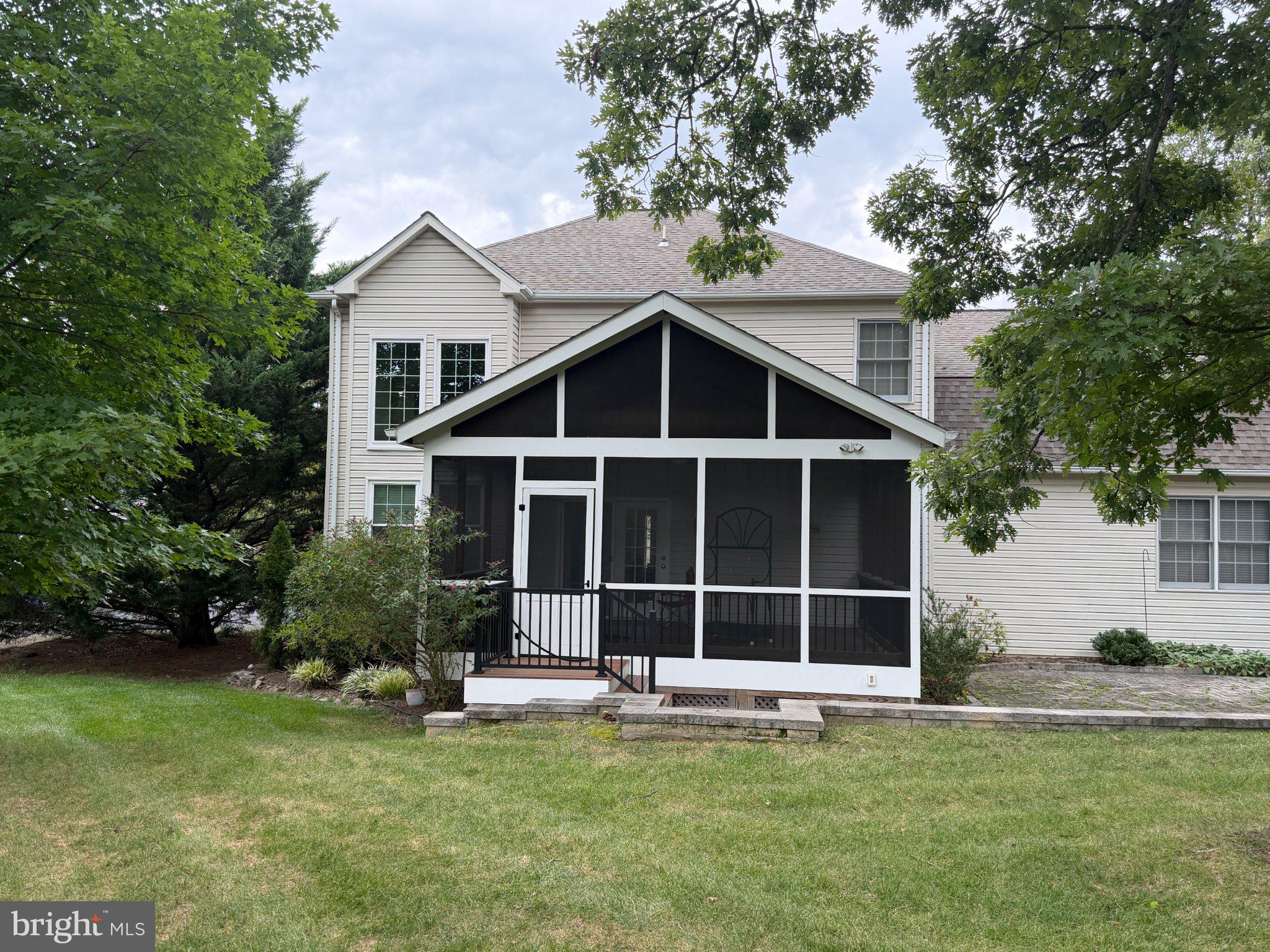 902 LEONA LANE