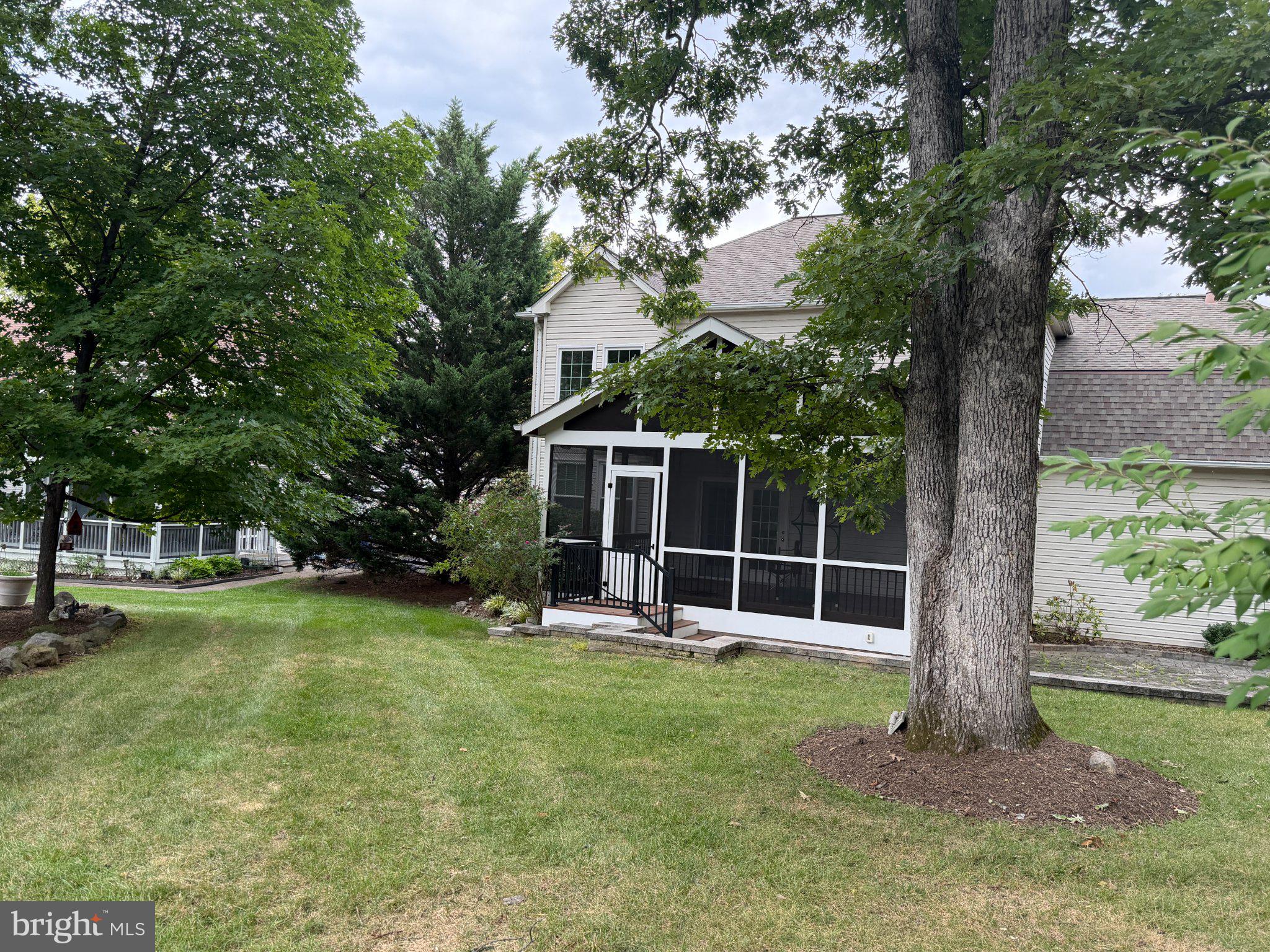 902 LEONA LANE