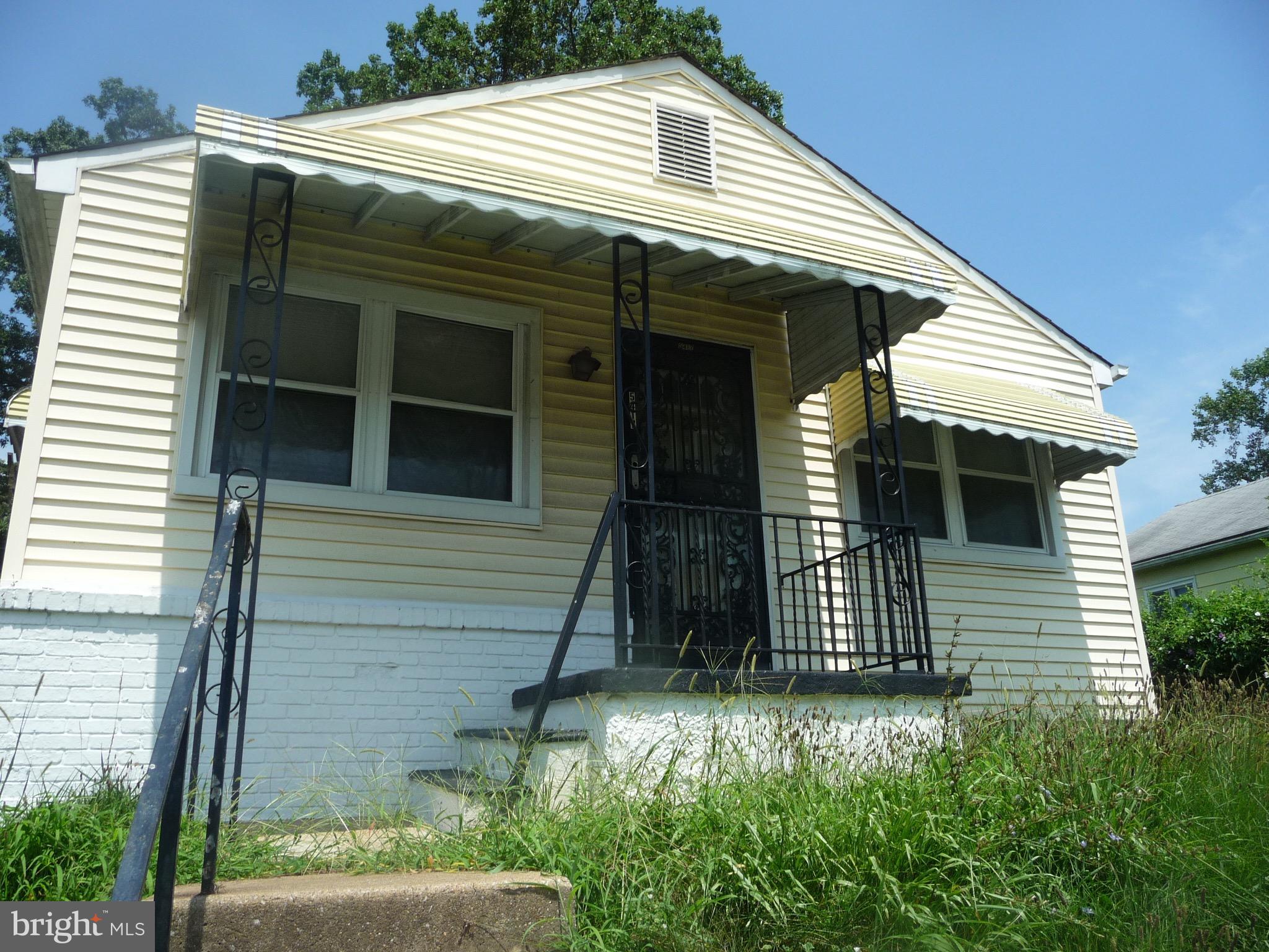 Come check out this 3 Bedrooms and 1.5 bath Rancher in Woodmere that's less than a 5 minute walk to the Roger's Ave Metro Station. Needs some TLC, but the bones are good.
USE 4310 HAYWARD AVE 21215 FOR GPS. YOU CAN'T PARK ON WABASH AVE.