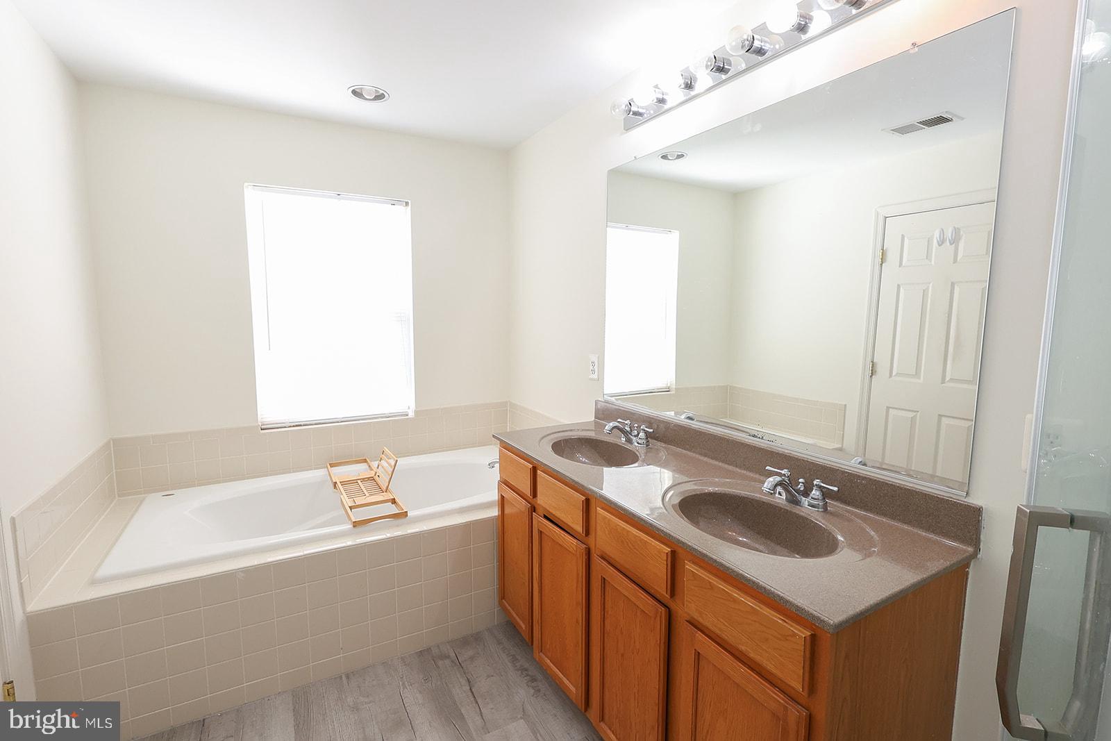 WESTBURY - Residential