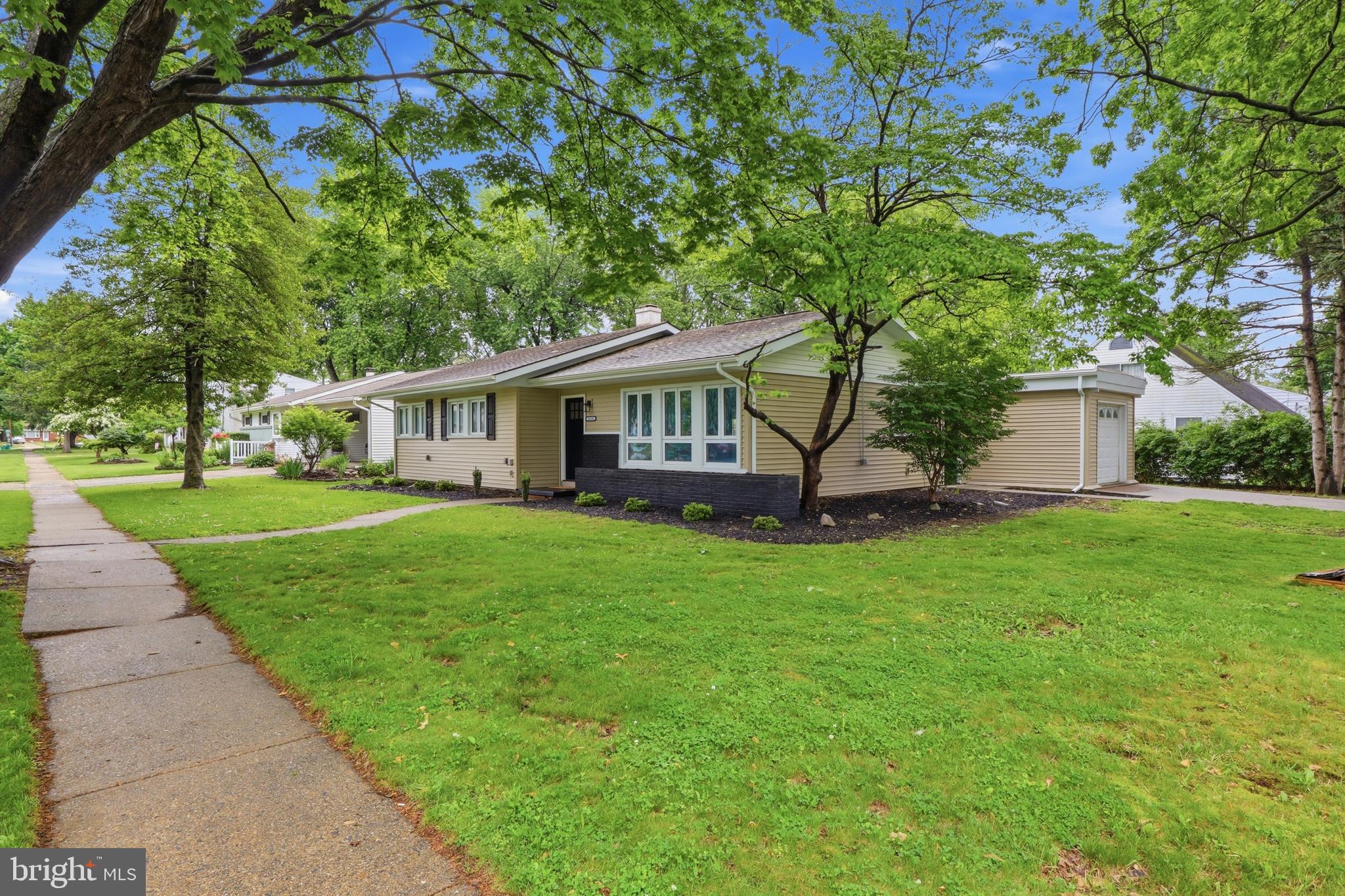 DELBROOK MANOR - Residential