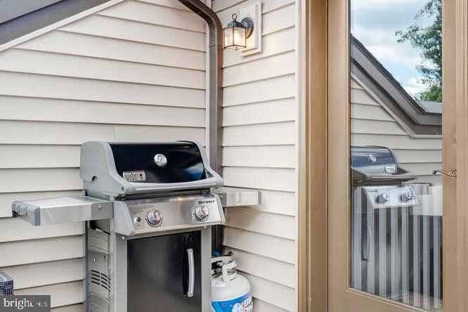 WEST OAKS CORNER - Residential Lease