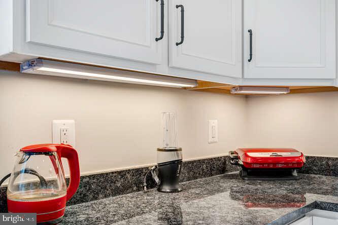 WEST OAKS CORNER - Residential Lease