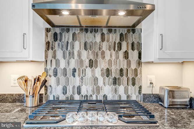 WEST OAKS CORNER - Residential Lease