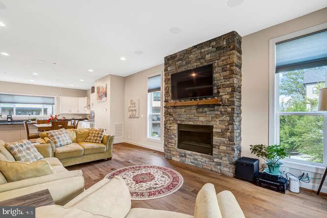 WEST OAKS CORNER - Residential Lease