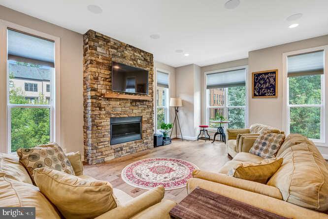 WEST OAKS CORNER - Residential Lease