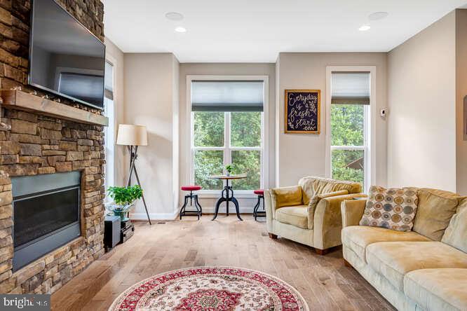 WEST OAKS CORNER - Residential Lease