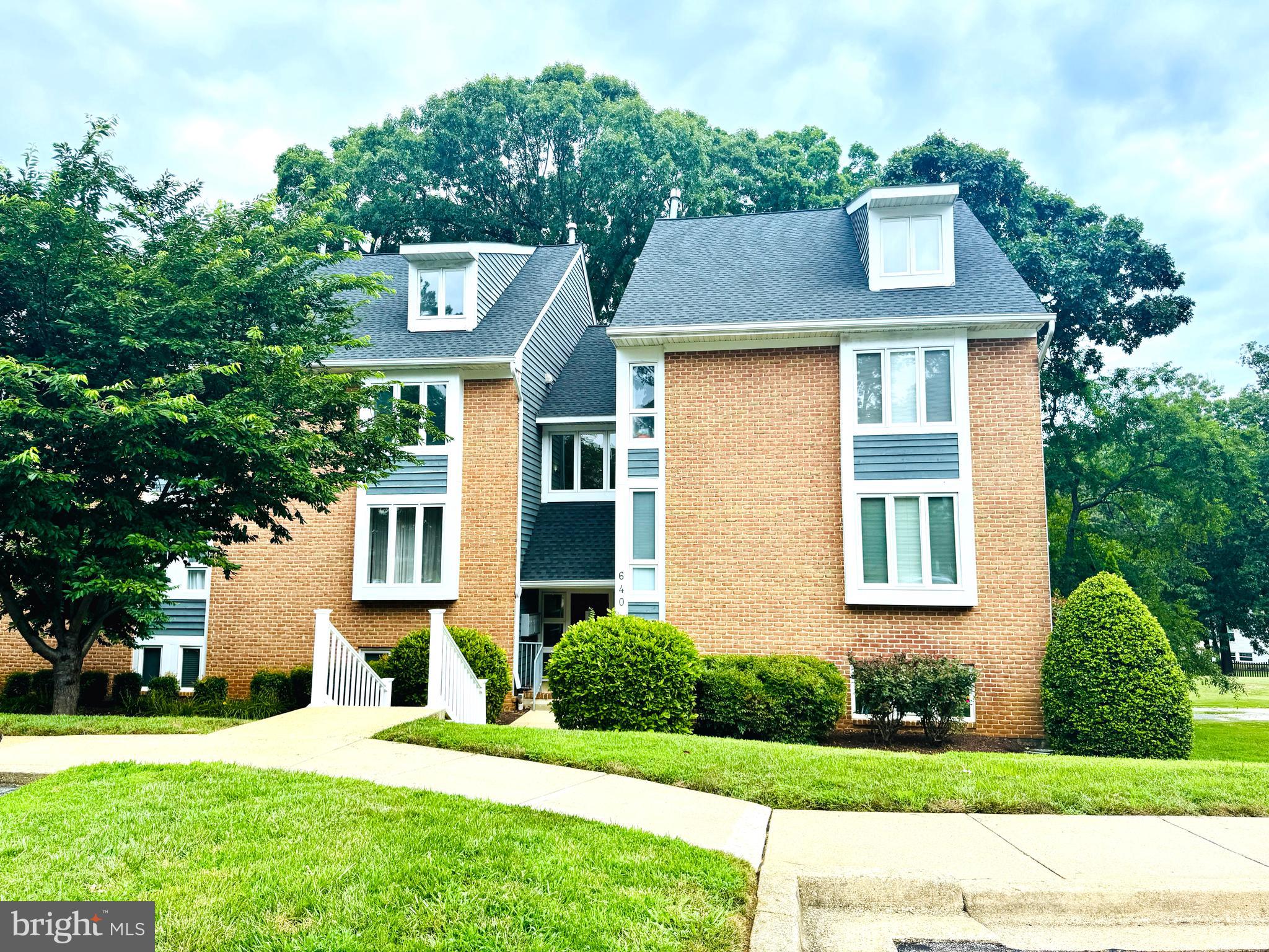 Terrific golf course views are found in this spacious 3rd floor unit. High ceilings allow for an upper level loft/bedroom that looks down into the Great Room. A cozy gas fireplace will keep you warm in the winter. The Great Room balcony is a great place to catch a breeze in the summer! NO pets. Min 640 credit score.
