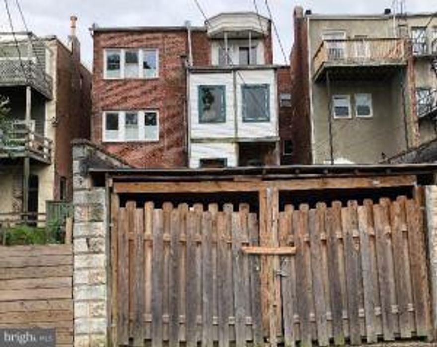 Built in 1915, this townhome offers approximately 4270 finished square feet,four bedrooms, two full and one half bath, hardwood, high ceilings andunfinished basement. Located in the heart of Baltimore close to everything!