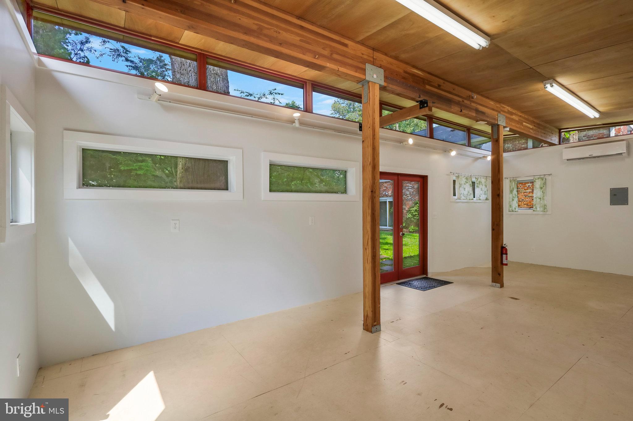 LAURA DRIVE - Residential Lease