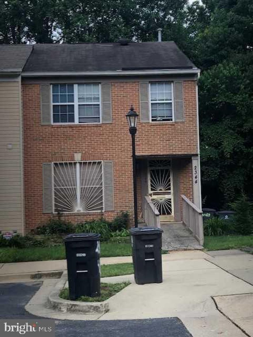 ***Approved short sale **** End unit town house ( located in DC/MD boarder) in need of new buyer to bring out its shine. Conventional, CASH or Hard money only...SOLD AS-IS