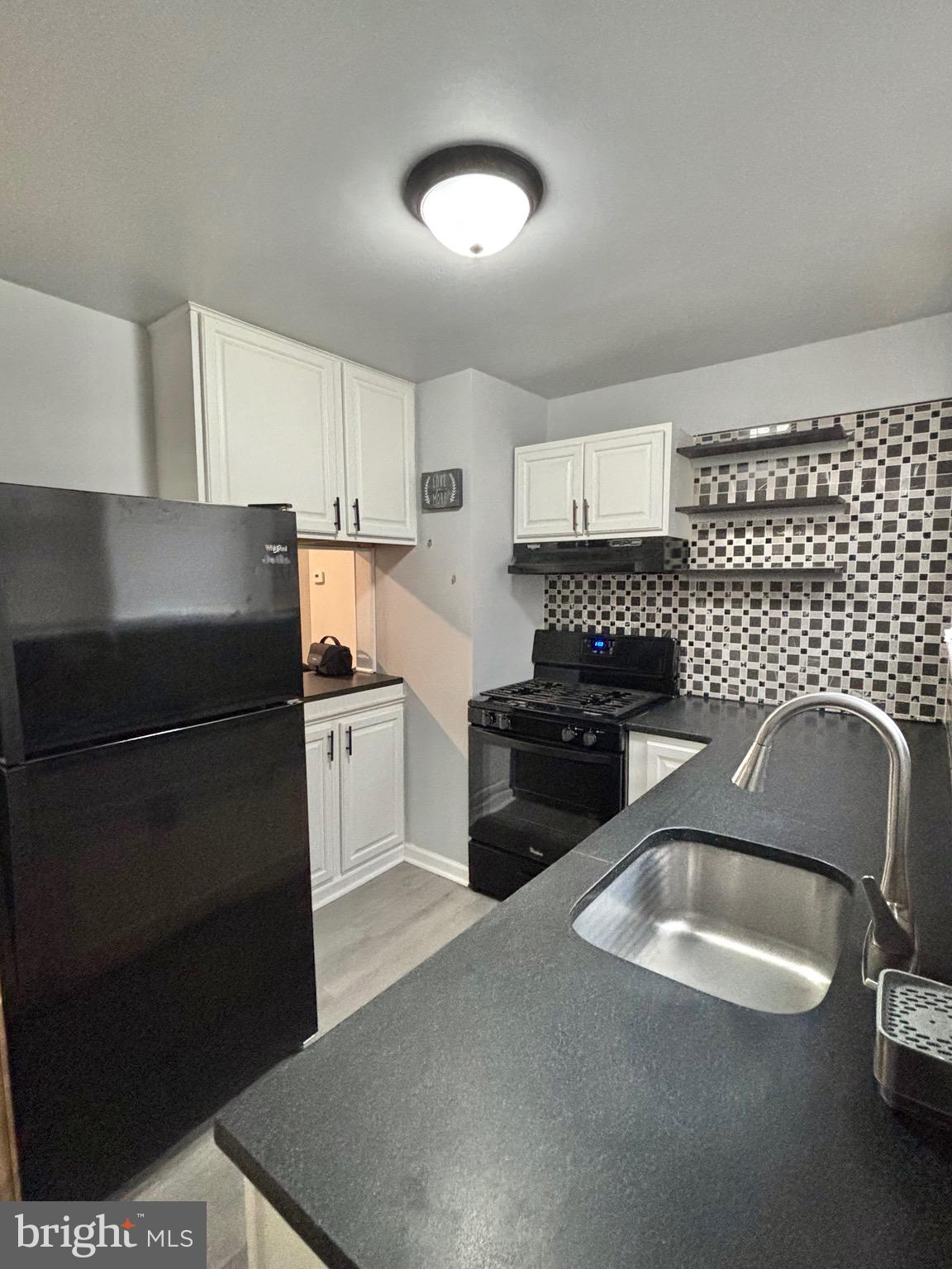 PORT RICHMOND - Residential Lease