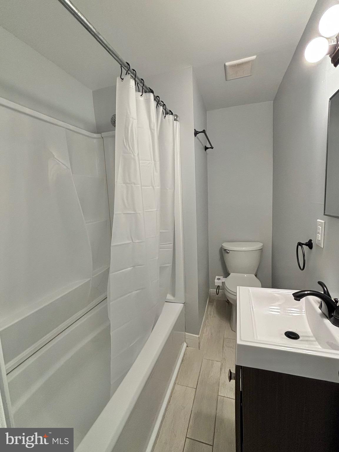 PORT RICHMOND - Residential Lease