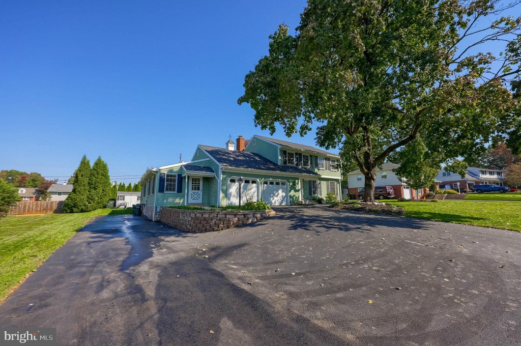 Photo of 55 Ridge Drive W, LEOLA, PA 17540 (MLS # PALA2097160)