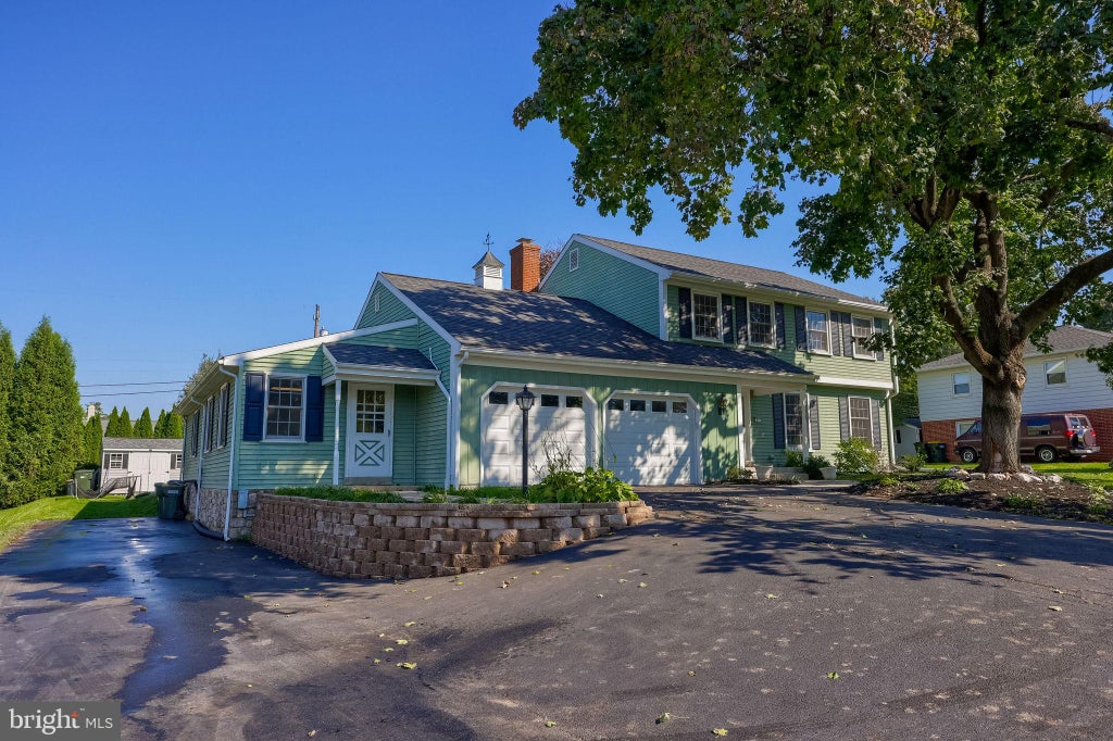 Photo of 55 Ridge Drive W, LEOLA, PA 17540 (MLS # PALA2097160)