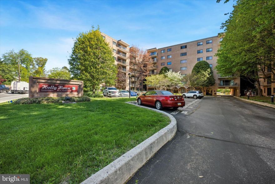 Step into this exclusively refreshed two bedroom in the Holly House Condominiums. New paint and carpet throughout, this larger floorplan boasting an open-concept, light filled living space. The kitchen is modern and updated,  includes every major appliance. Vintage but refreshed parquet flooring throughout. Ample closet space in all bedrooms and hallways, you'll be surprised how much space is in this unit. Step out into the balcony overlooking Media for a serene view. 
The location is superb, a short walk to Downtown Media or the grocery store. Includes a desirable assigned parking spot right near the back entryway.