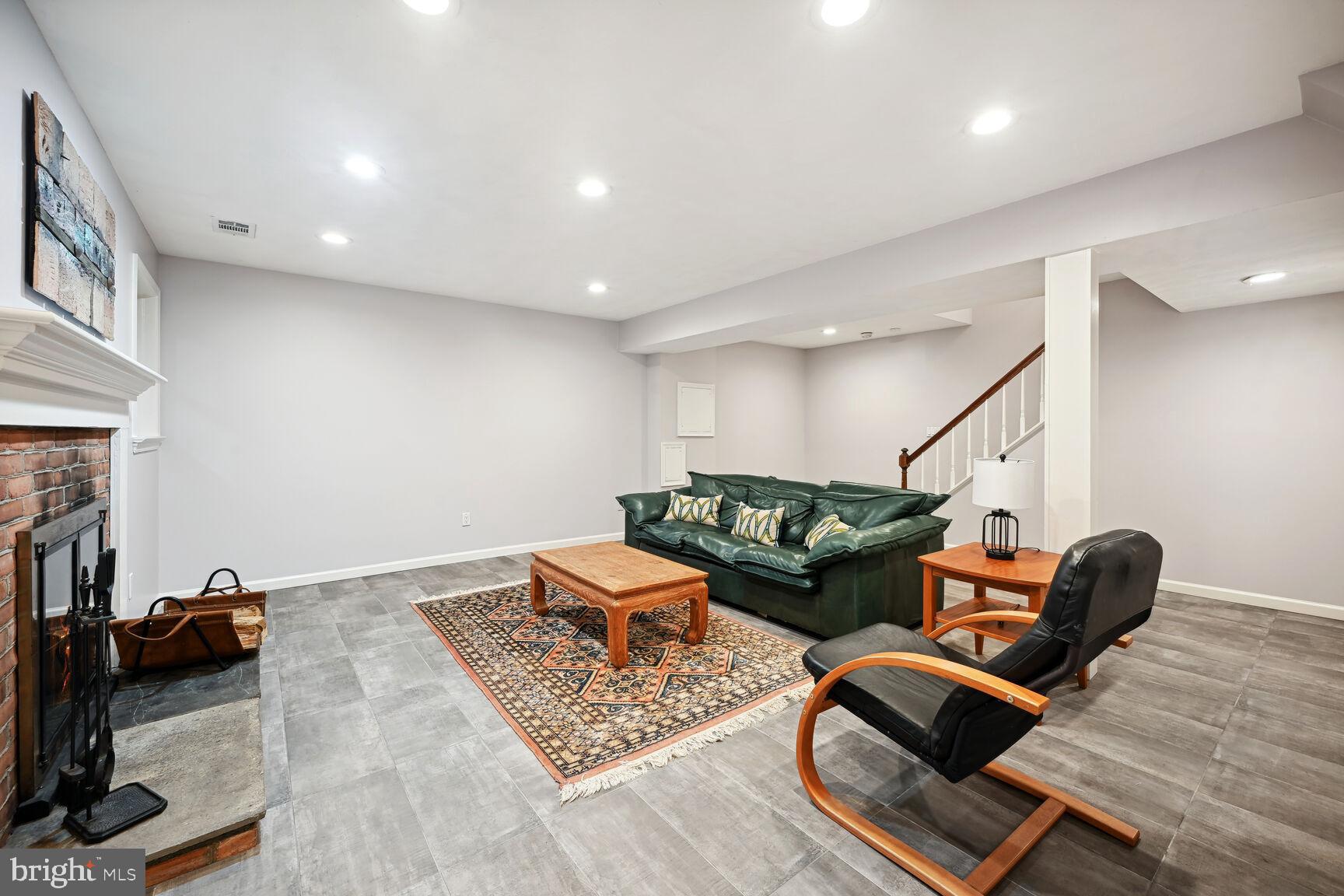 POTOMAC OUTSIDE - Residential