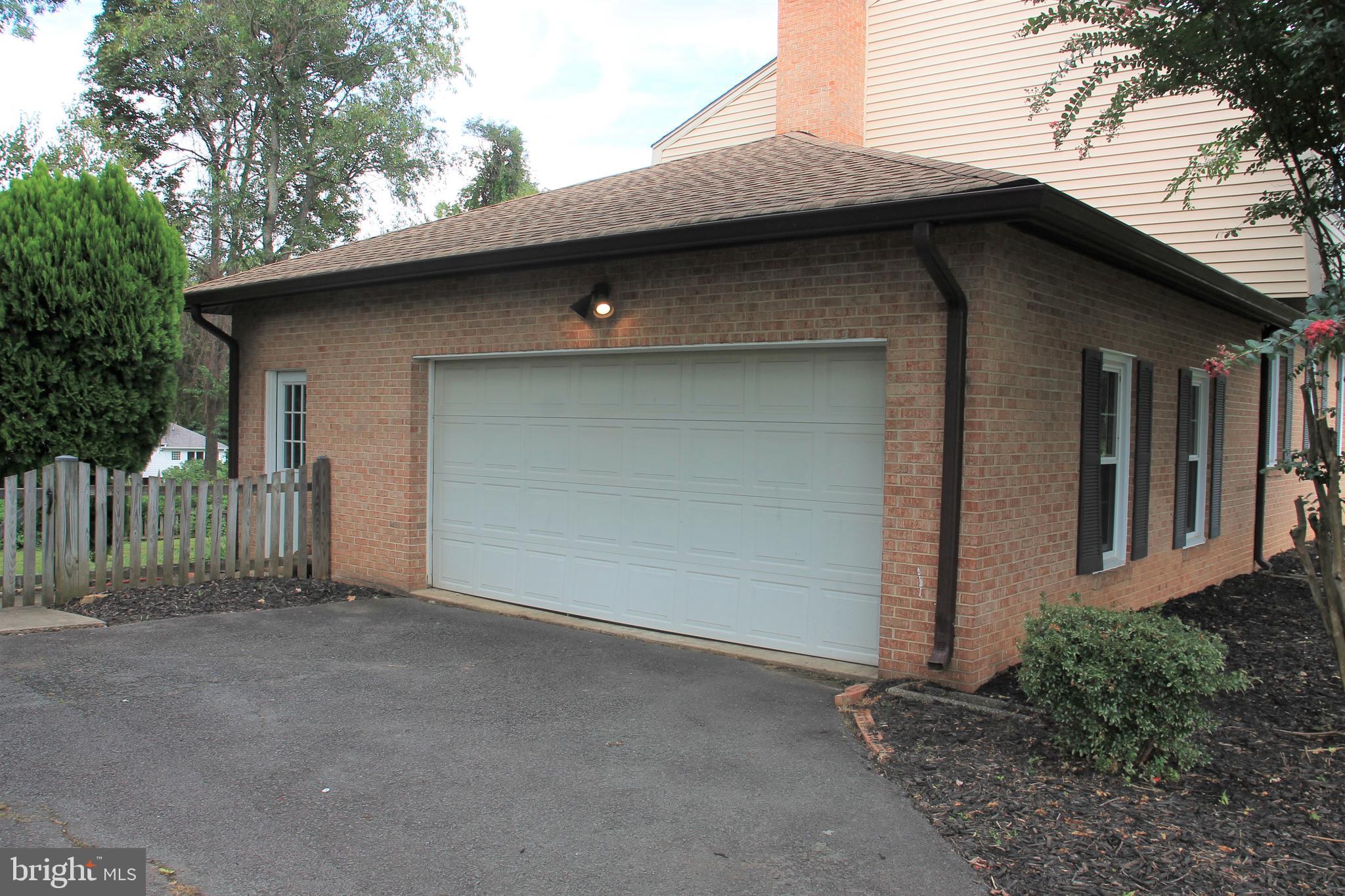 WOODSIDE ESTATES - Residential Lease