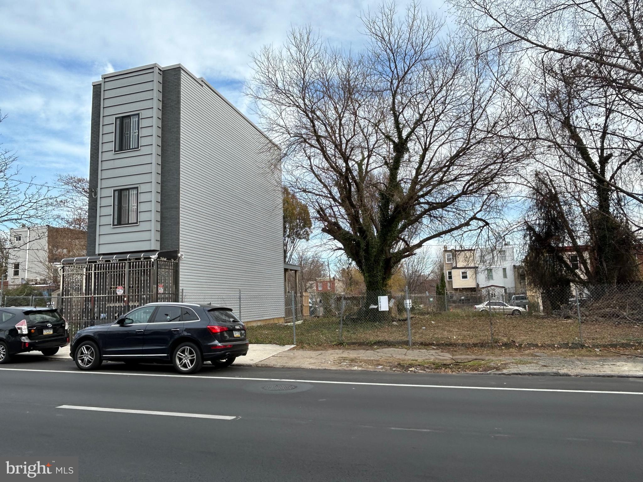 NORRIS SQUARE - Land