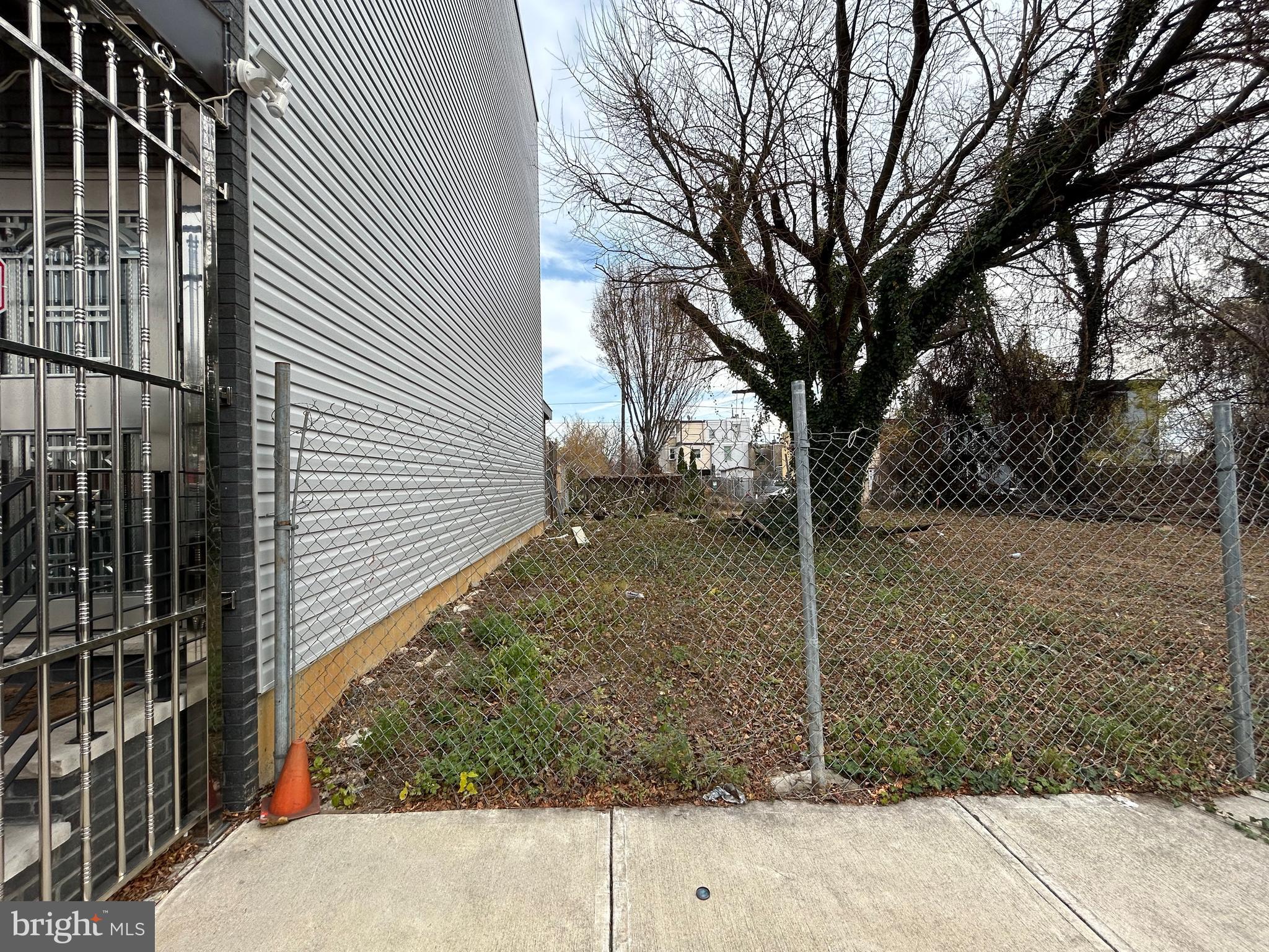 NORRIS SQUARE - Land