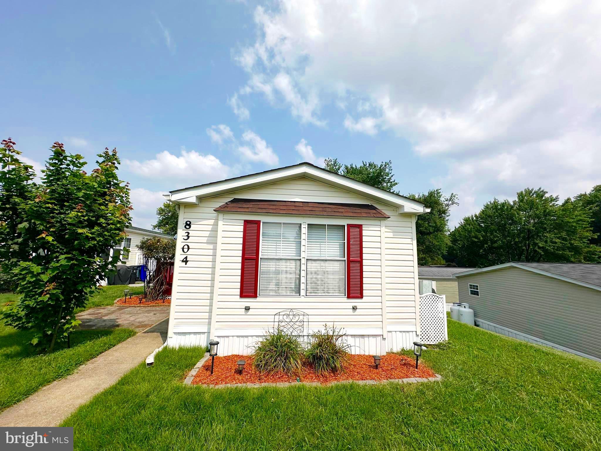 Great schools, well kept home, some updates done recently and new roof . What else can you ask for? Lot rent is $938/month. Sold AS IS ,Call or text agent to schedule showing.