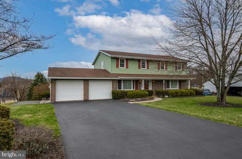 3 ESTATES DRIVE READING PA 19606