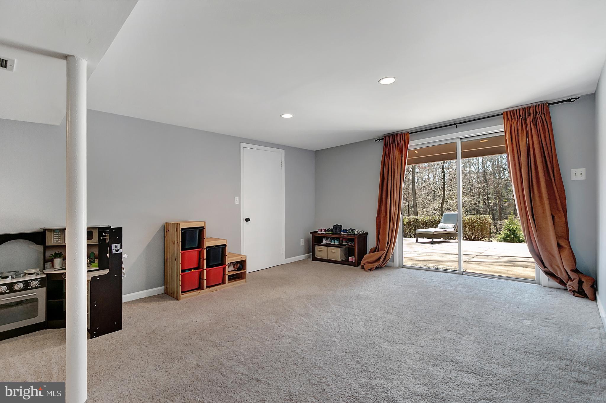 VIENNA WOODS - Residential Lease