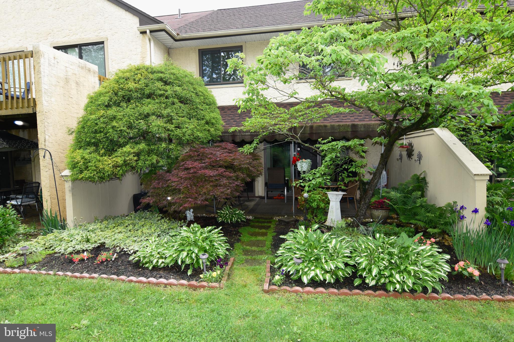 11 PINE WOODS COURT