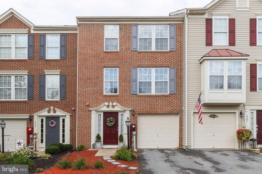 Off-Market Sale, Comp Purposes -- 3 bed, 2.5 bath, interior unit in Lakeland Place at Fairfax Crossing.  Turn-key and ready to move-in.  Granite countertops, partial hardwood, carpet throughout the rest of the house.  No deck.