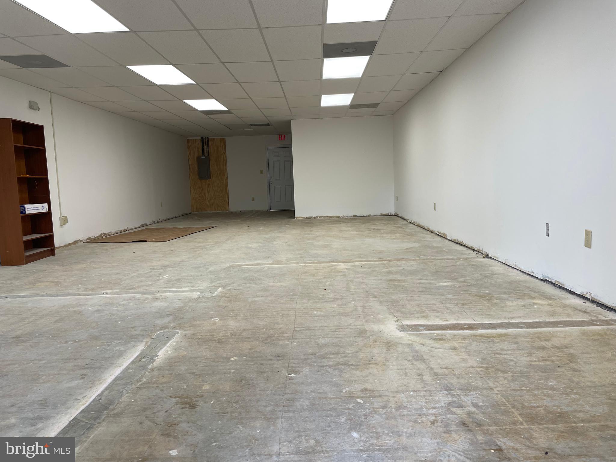 HOLLYWOOD PLAZA - Commercial Lease