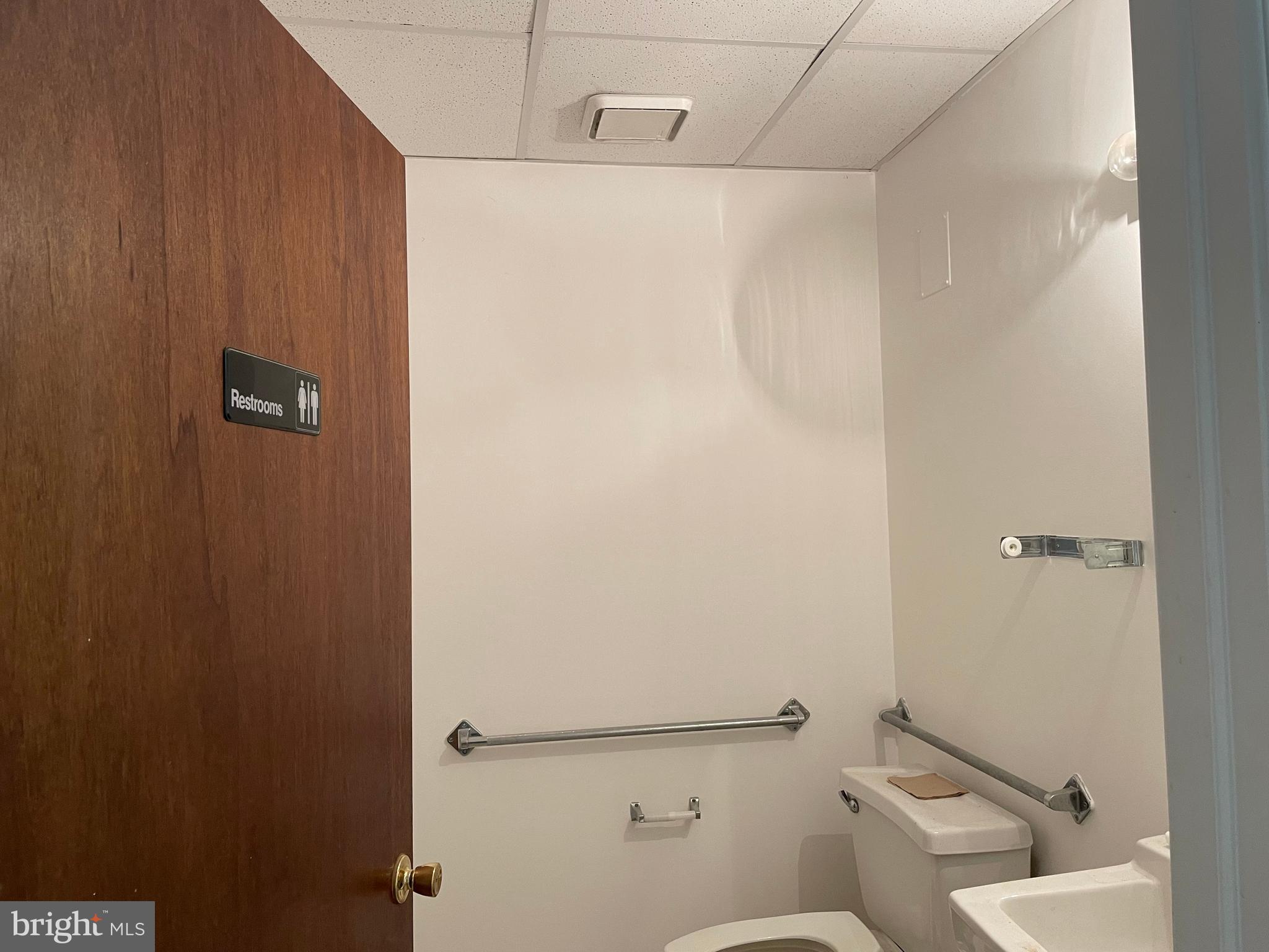 HOLLYWOOD PLAZA - Commercial Lease