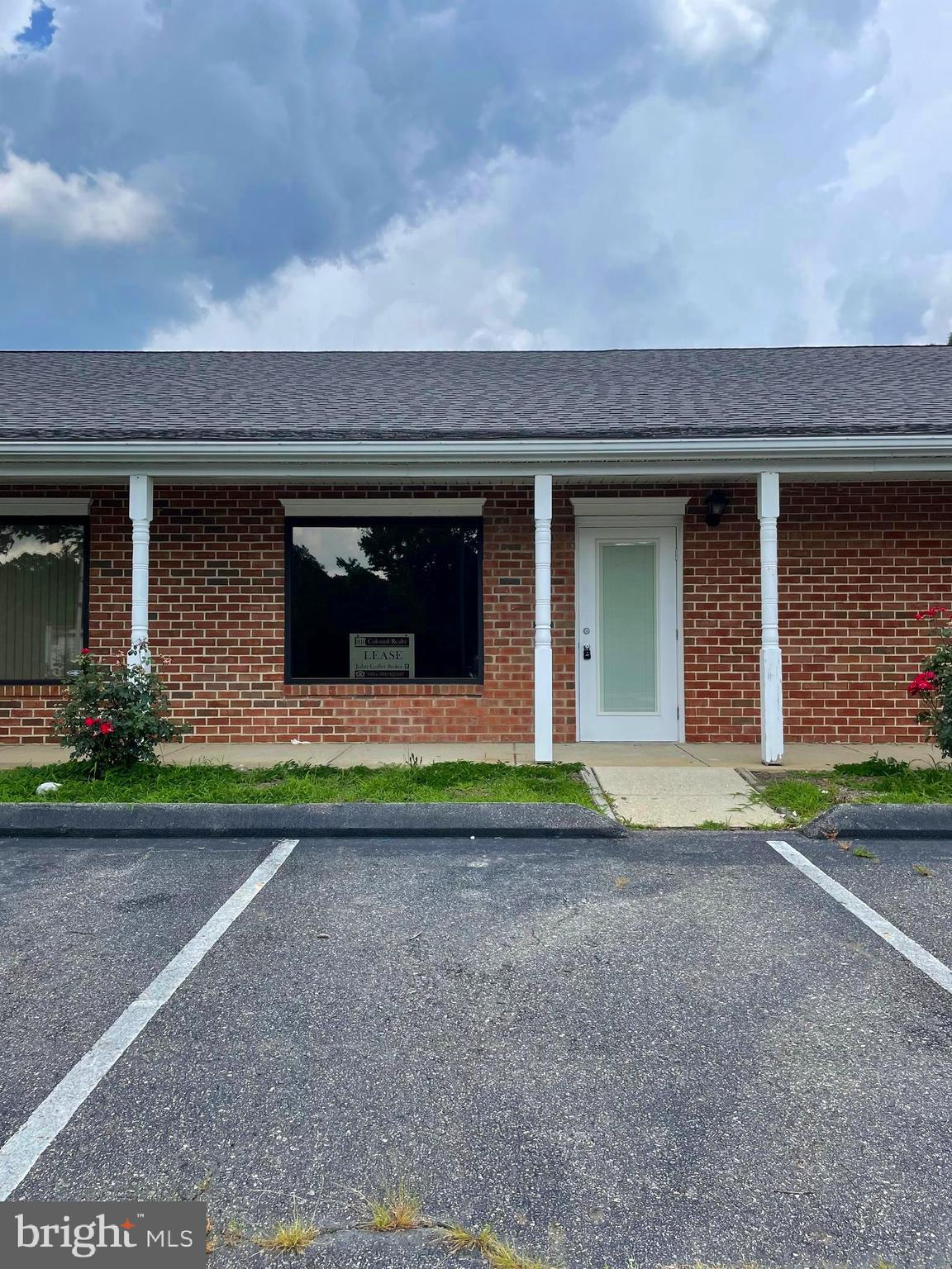 Single unit available for immediate occupancy. Owner willing to negotiate a short build-out period. Plenty of parking. great location.