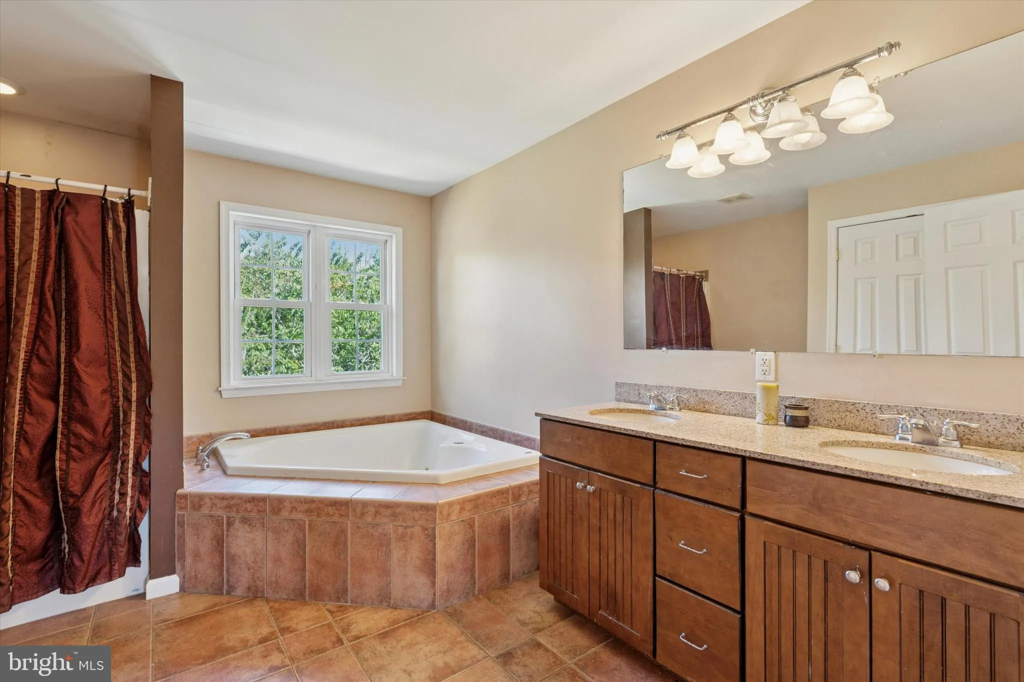 Sellersville, Pennsylvania 18960, United States, 4 Bedrooms Bedrooms, ,3 BathroomsBathrooms,Residential,Active,221957