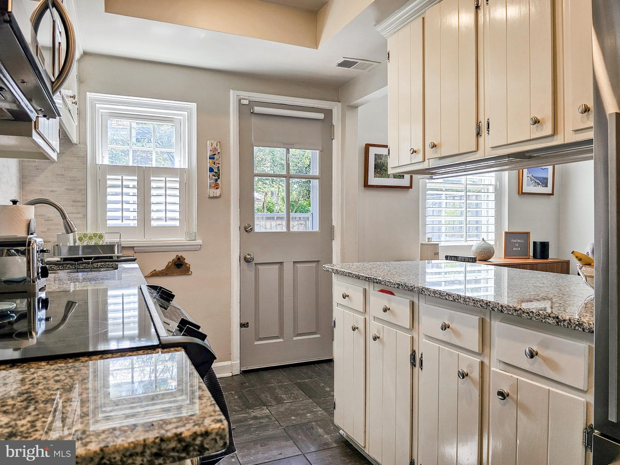 3535 S WAKEFIELD STREET