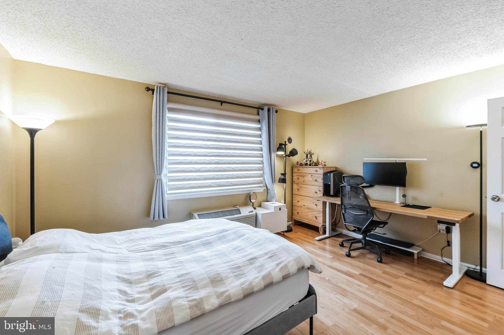 LOGAN SQUARE - Residential