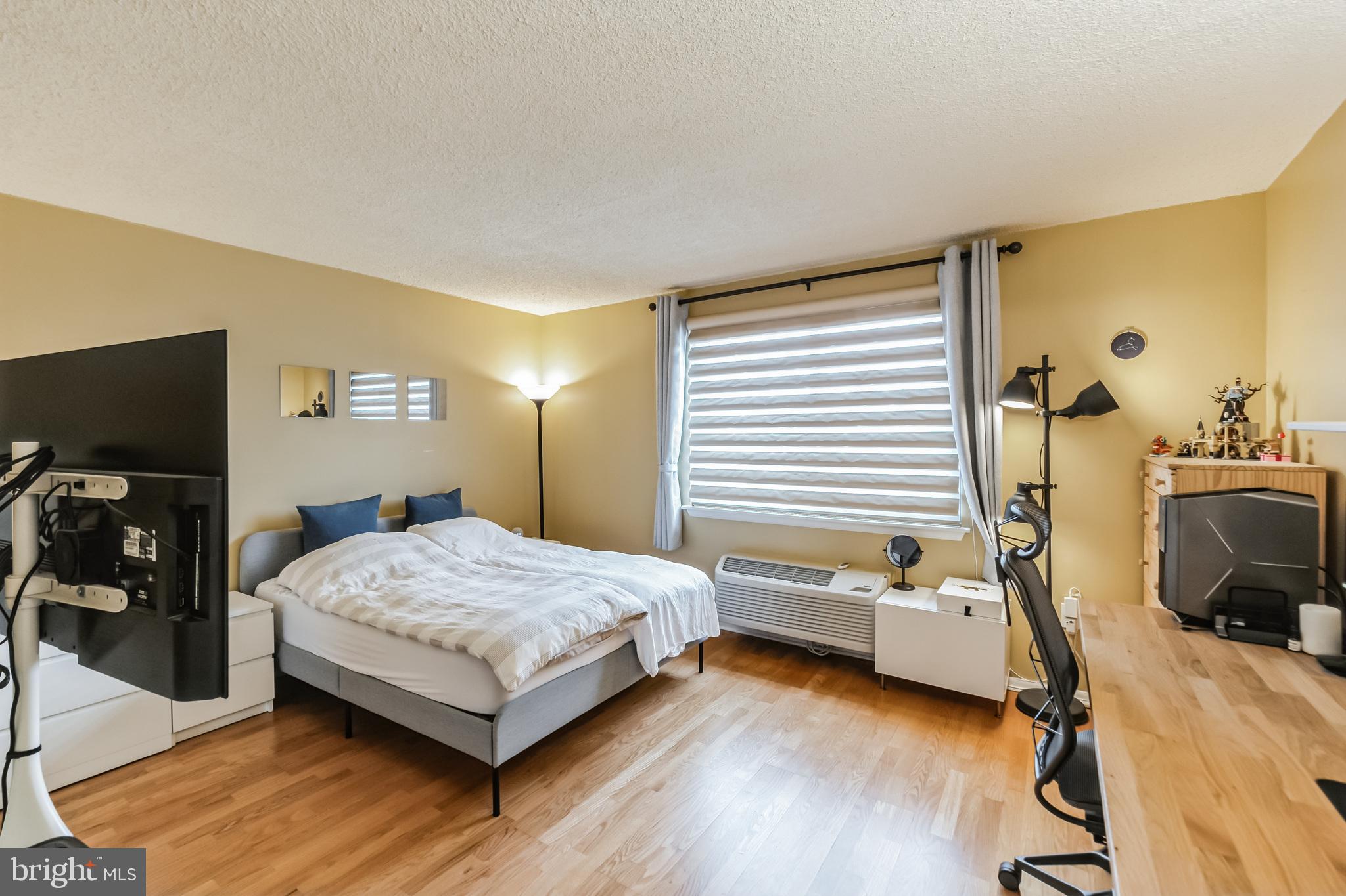 LOGAN SQUARE - Residential