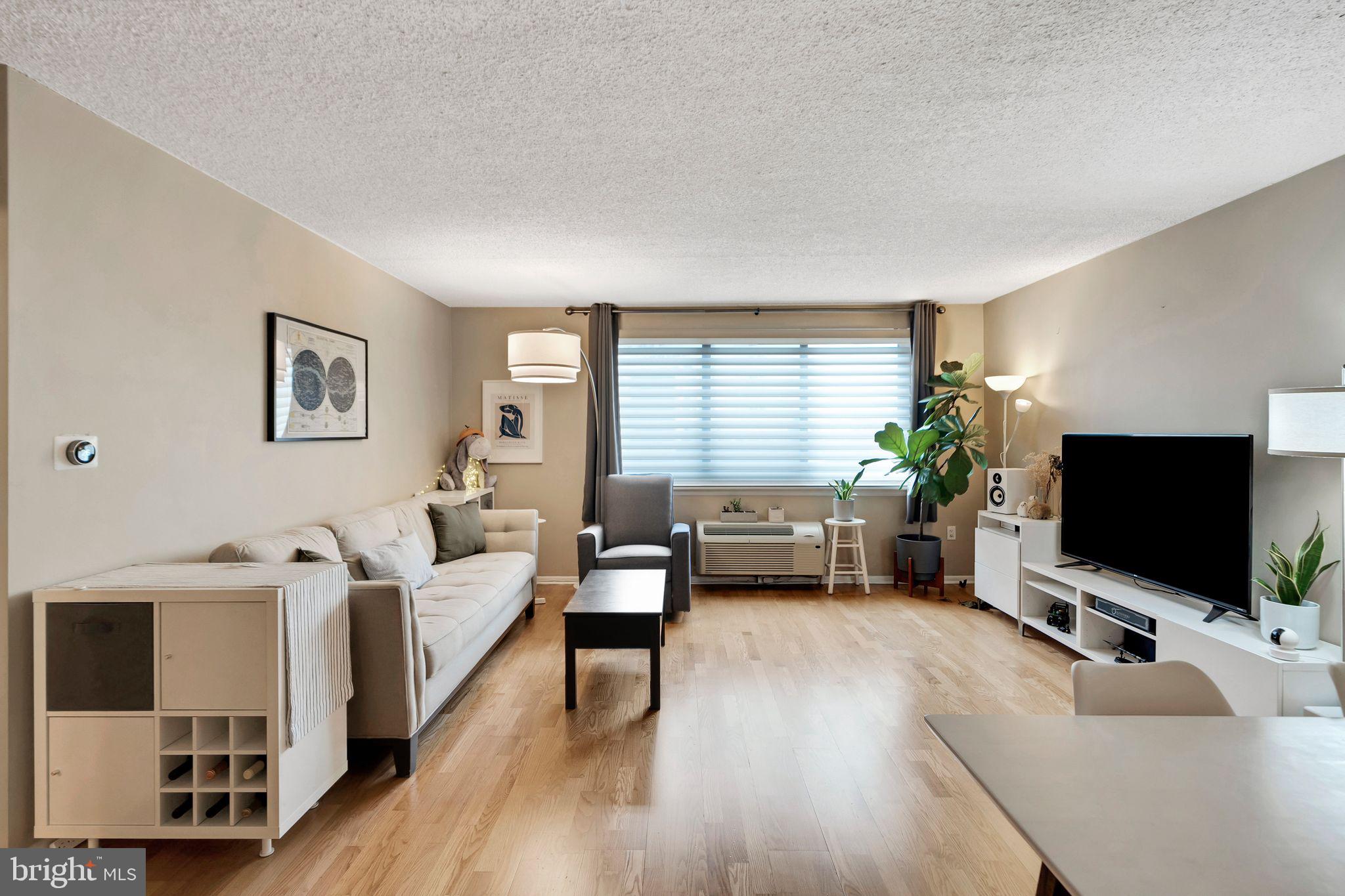 LOGAN SQUARE - Residential