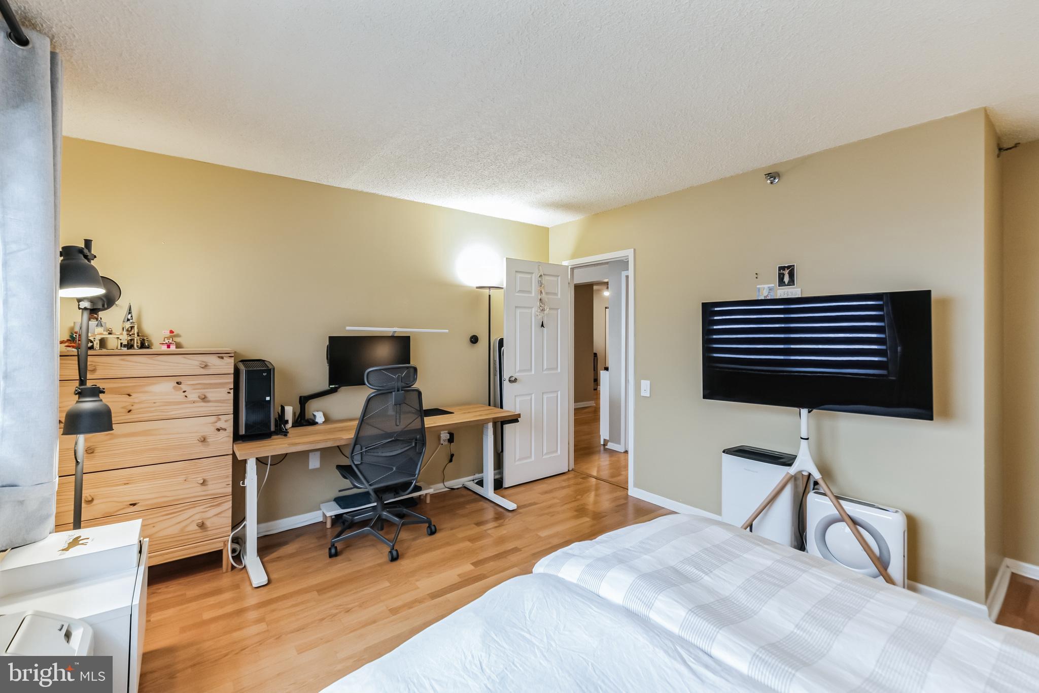 LOGAN SQUARE - Residential