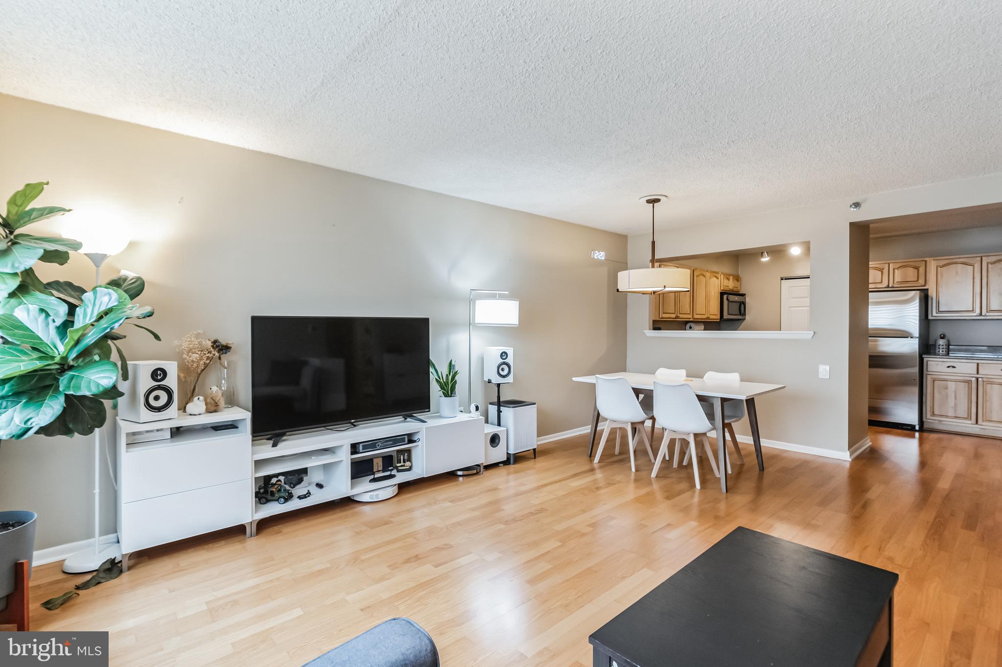 LOGAN SQUARE - Residential