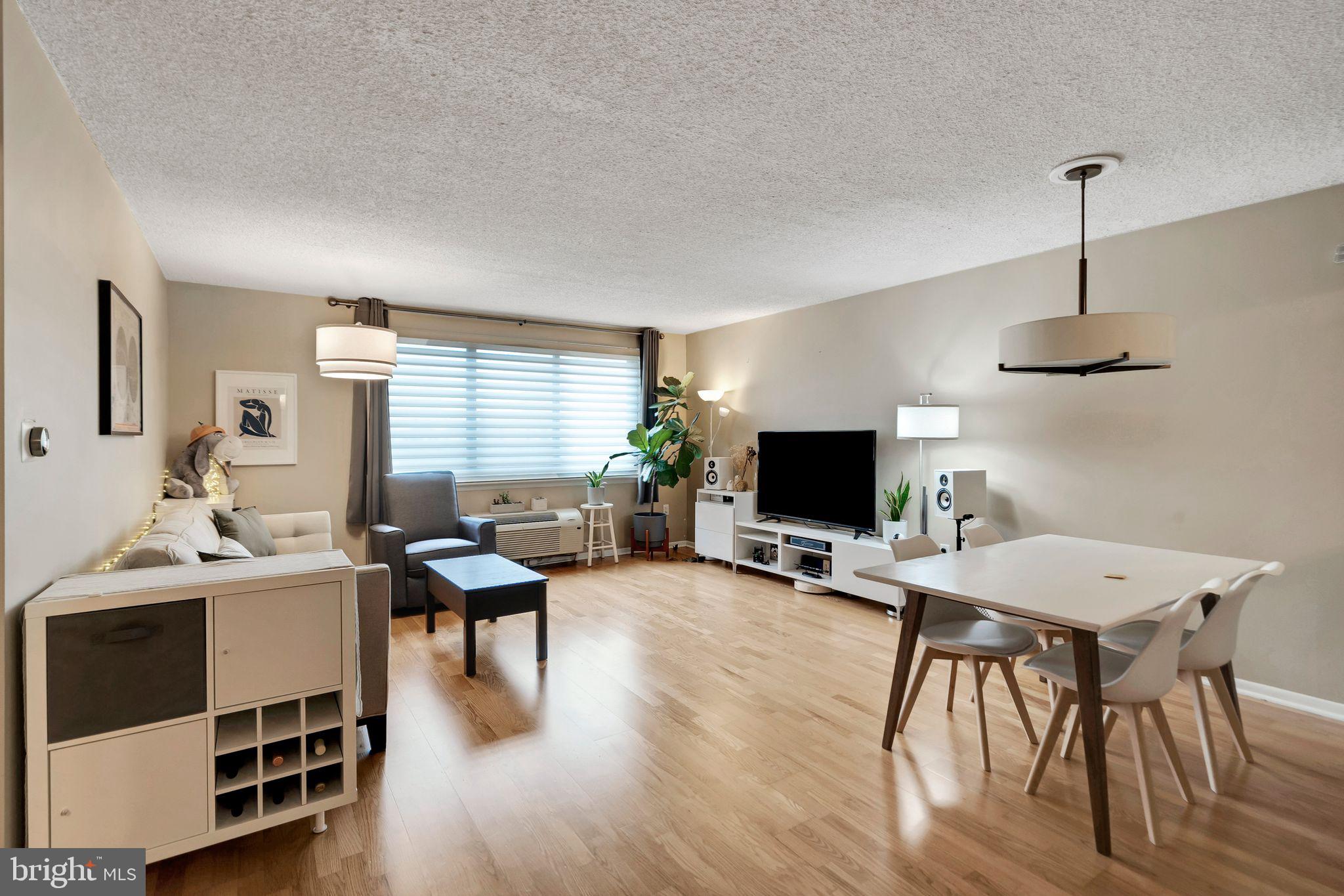 LOGAN SQUARE - Residential