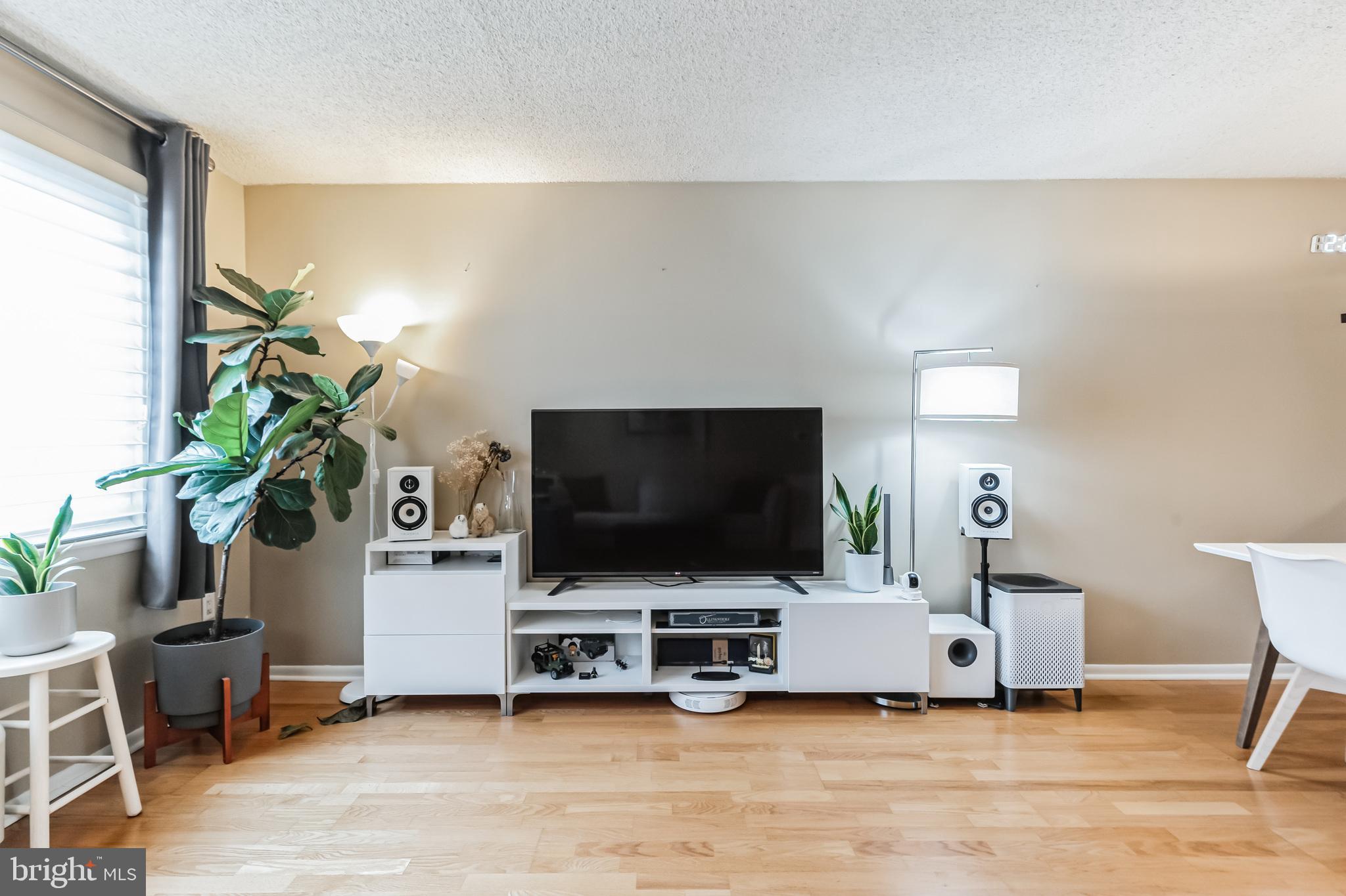 LOGAN SQUARE - Residential