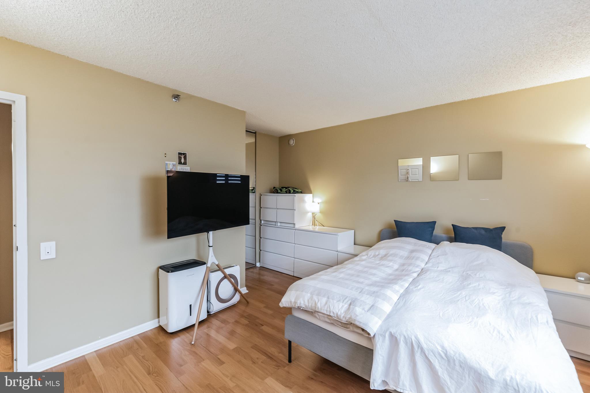 LOGAN SQUARE - Residential